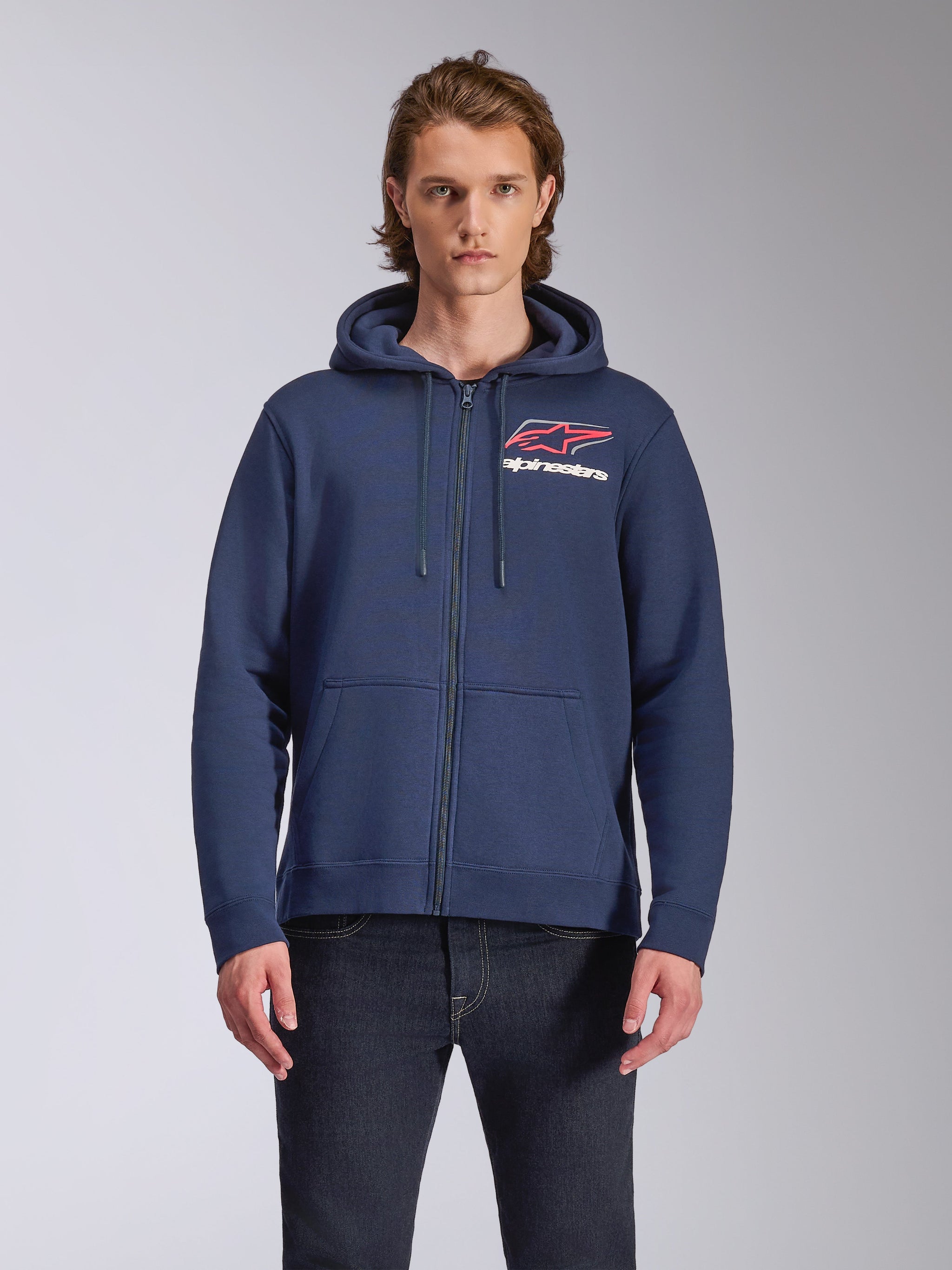 Alpinestars Formulation Hoodie, marinblå fleecehoodie med hel dragkedja, stor bröstlogotyp med röda och vita detaljer, meshfodrad huva med dragsnören, vardaglig motorsportinspirerad streetwear