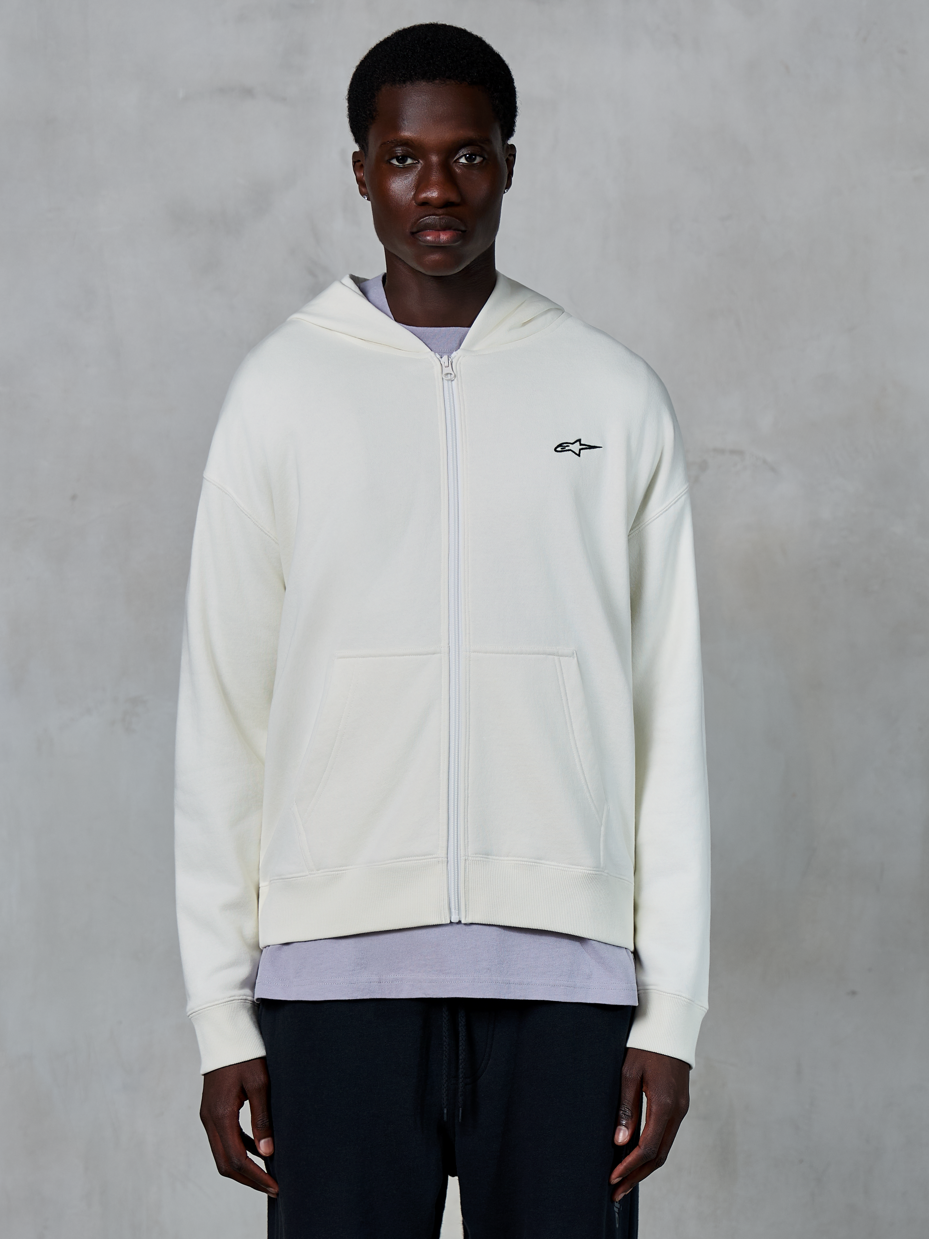 Alpinestars Essentials Ageless Zip Hoodie, avslappnad off-white huvtröja med dragkedja, huva med dragsko, ribbade muddar och nederkant, diskret märkning, förstklassiga motorsportinspirerade livsstilskläder