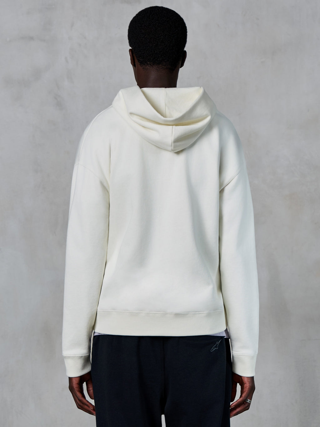 Alpinestars Essentials Ageless Zip Hoodie, baksida, Off White, avslappnad streetwear, premium kompakt fleece, avslappnad passform, ribbade muddar och nederkant, ren minimalistisk design