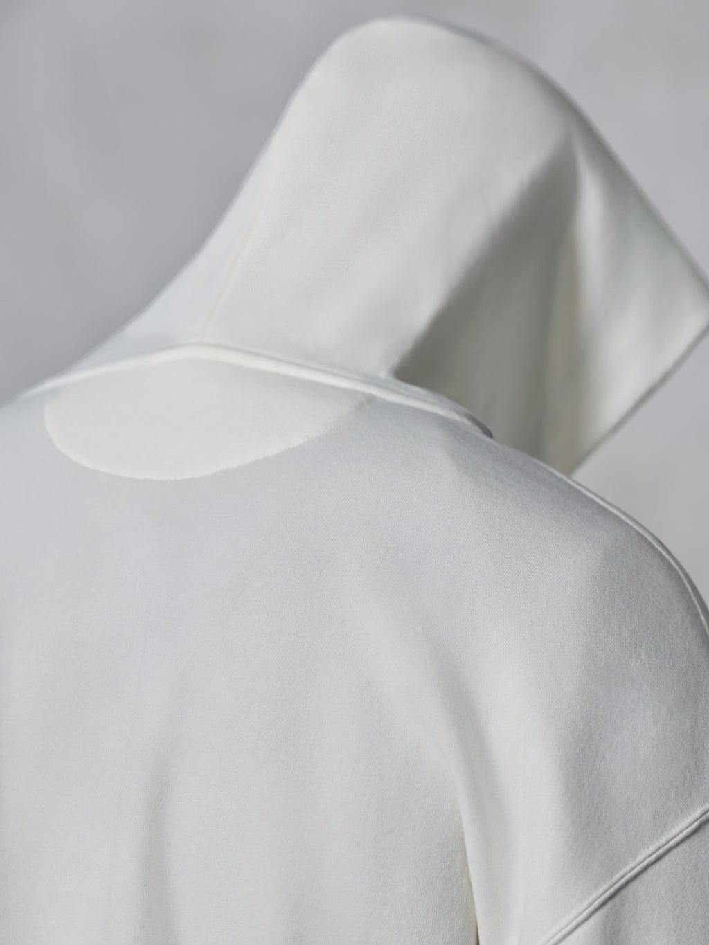 Alpinestars Essentials Ageless Zip Hoodie, Off White, närbild bakifrån på huvan och axlarna, mjukt kompakt fleecetyg, minimalistisk design för vardagsbruk