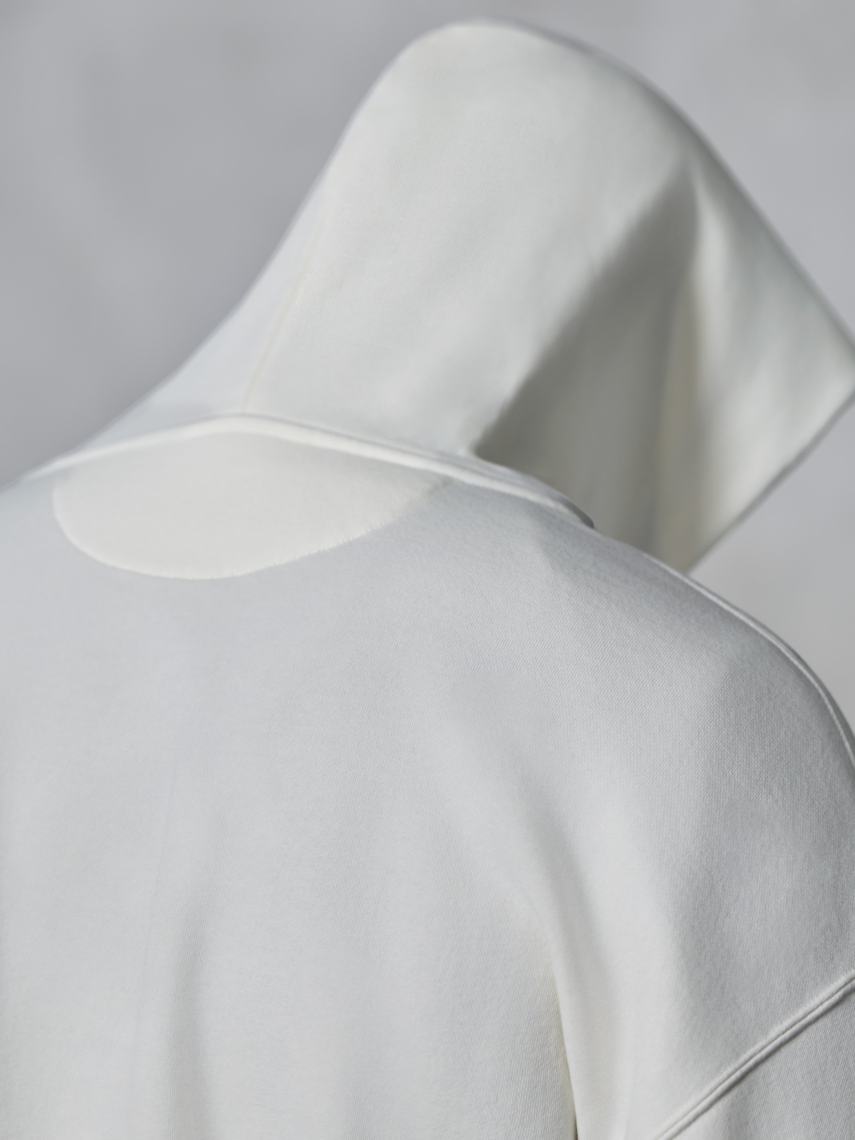 Alpinestars Essentials Ageless Zip Hoodie, Off White, närbild bakifrån på huvan och axlarna, mjukt kompakt fleecetyg, minimalistisk design för vardagsbruk