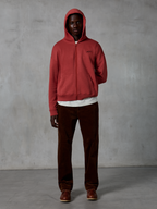 Alpinestars Essentials Ageless Zip Hoodie, vardagliga sportkläder, tegelröd, hel dragkedja med huva och dragsko, liten logotyp på bröstet, avslappnad passform med plaggstenstvätt