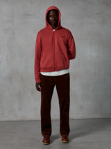 Alpinestars Essentials Ageless Zip Hoodie, vardagliga sportkläder, tegelröd, hel dragkedja med huva och dragsko, liten logotyp på bröstet, avslappnad passform med plaggstenstvätt