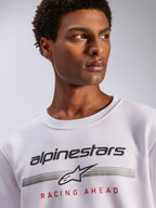Alpinestars Bettern Crew, vit sweatshirt i fleece med rund hals, svart Alpinestars-logotyp med grå horisontella linjer och röd 'Racing Ahead'-text, avslappnad motorsportinspirerad streetwear