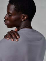 Alpinestars Essentials Ageless Crew, silverfärgad sweatshirt med rund hals, närbild av axeln och den ribbade halsringningen, premium stentvättad fleecetextur, avslappnat vardagsmode