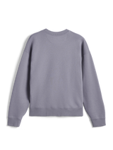 Alpinestars Essentials Ageless Crew, baksida, silverfärgad sweatshirt med rund hals, premium kompakt fleece, ribbad krage, muddar och fåll, avslappnade sportkläder för användning utanför cykeln