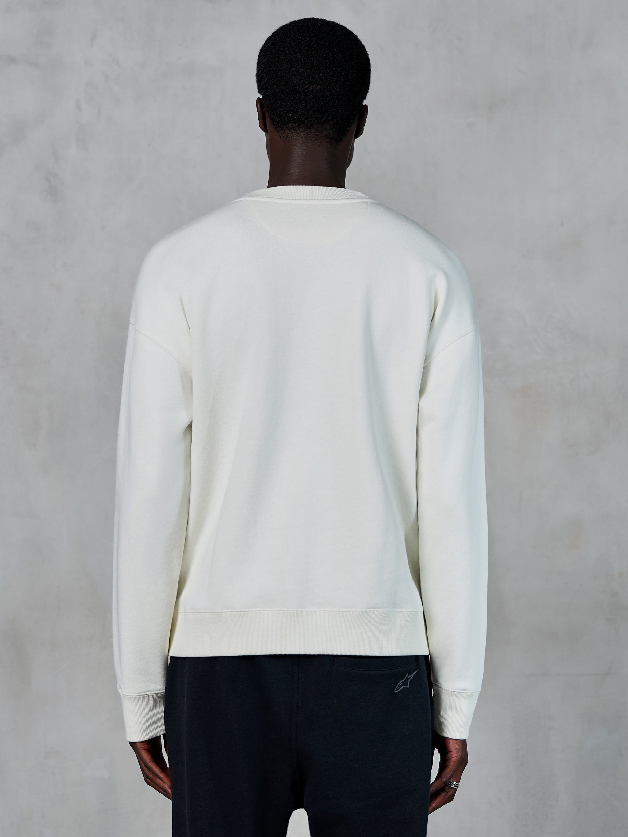 Alpinestars Essentials Ageless Crew, Off White crewneck-sweatshirt, vy bakifrån, avslappnade sportkläder, med ribbade muddar och nederkant, ren design med avslappnad passform, förstklassigt mjukt fleecematerial