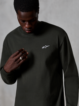 Alpinestars Essentials Ageless LS Tee, långärmad t-shirt, Off Black, liten vit Alpinestars-logotyp på bröstet, avslappnad passform, premium ekologisk bomullsjersey med stentvättad finish, avslappnad livsstilsklädsel