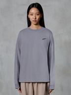 Alpinestars Essentials Ageless LS Tee, långärmad t-shirt, silver, med en liten svart stjärnlogotyp på bröstet, avslappnad passform, förstklassig ekologisk bomull, avslappnat motorsportinspirerat streetwear