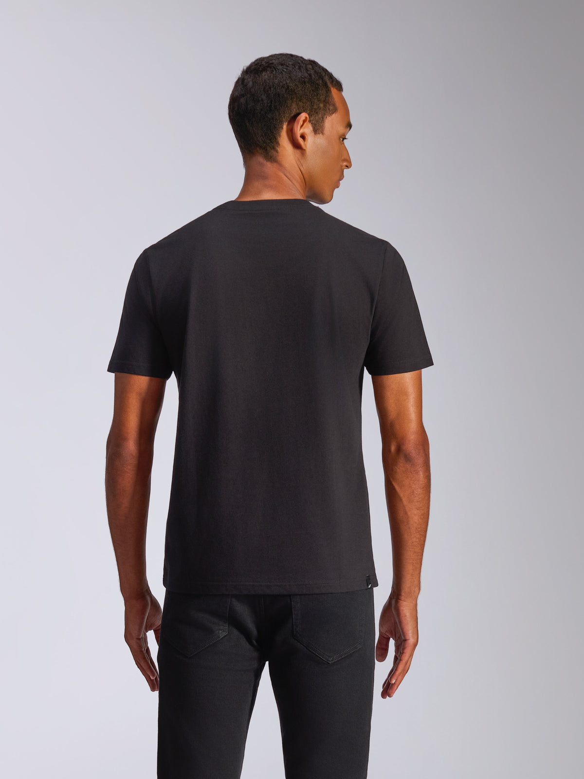 Alpinestars Shaded CSF Tee, kortärmad t-shirt, svart, vy bakifrån på modell, casual motorsport-streetwear