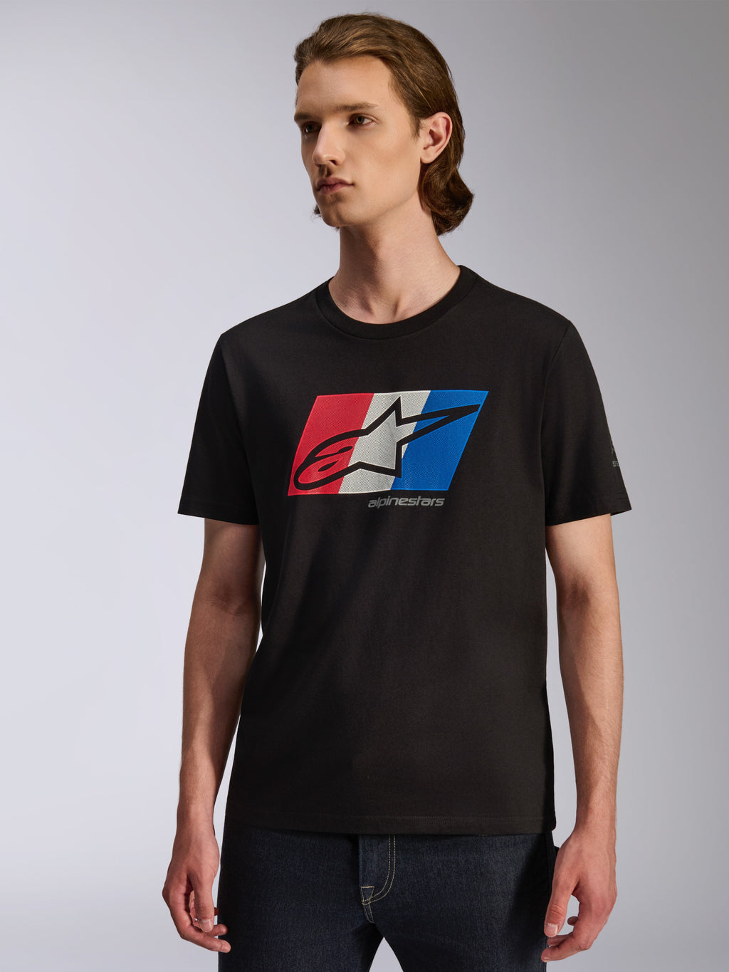 Alpinestars Global CSF Tee, kortärmad t-shirt, svart med röd, vit och blå grafik på bröstet, Ageless shadow-logotyp, vardaglig motorsportinspirerad streetwear