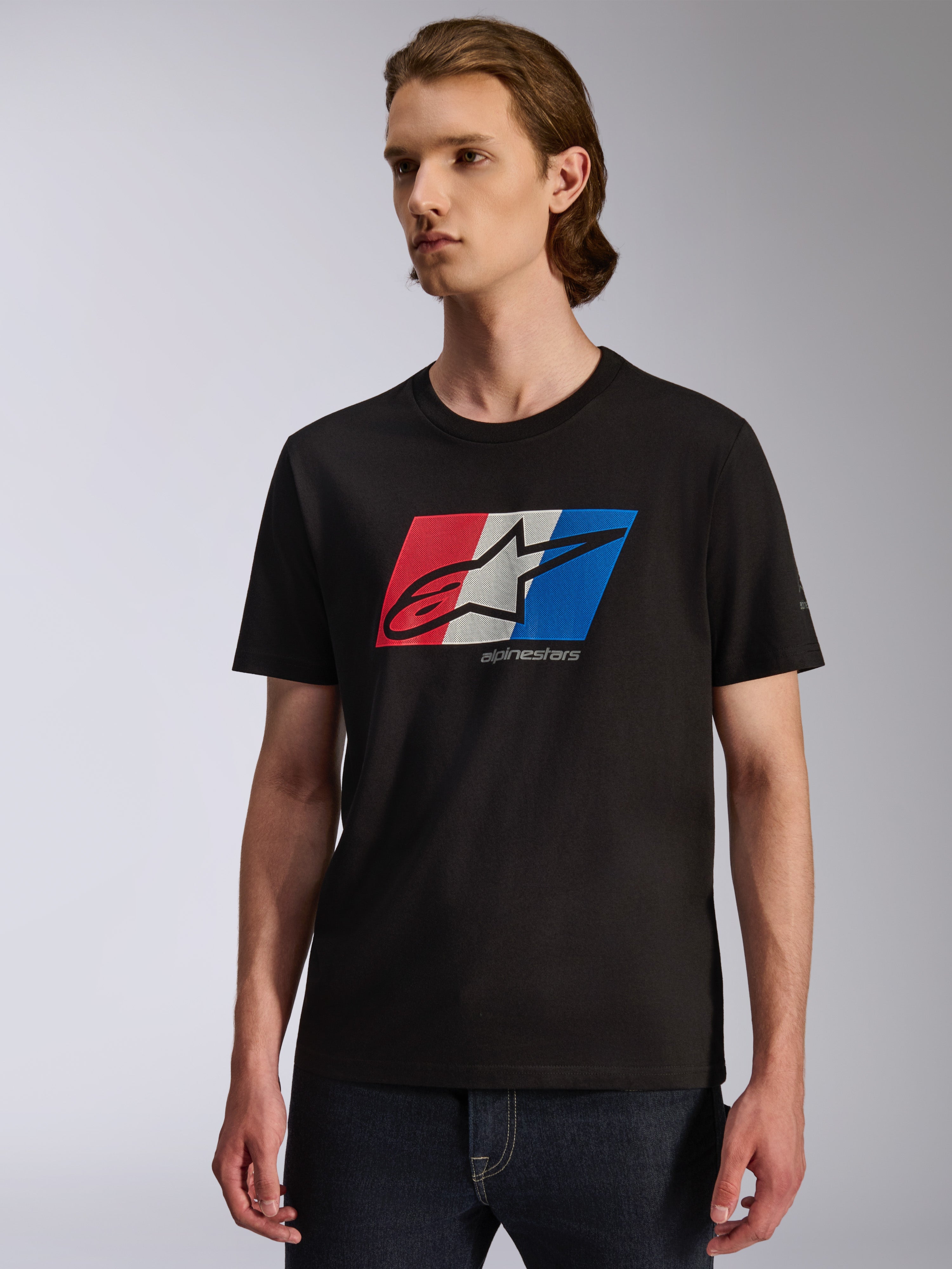 Alpinestars Global CSF Tee, kortärmad t-shirt, svart med röd, vit och blå grafik på bröstet, Ageless shadow-logotyp, vardaglig motorsportinspirerad streetwear