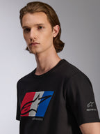 Alpinestars Global CSF T-shirt, kortärmad t-shirt, svart, röd, vit och blå grafik med svart shadow-logotyp, detaljvy på modell, casual motorsport streetwear