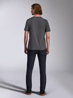Alpinestars Waving CSF Tee, kortärmad t-shirt, Charcoal, baksida, bärs med mörka denimjeans, avslappnad motorsport-inspirerad streetwear