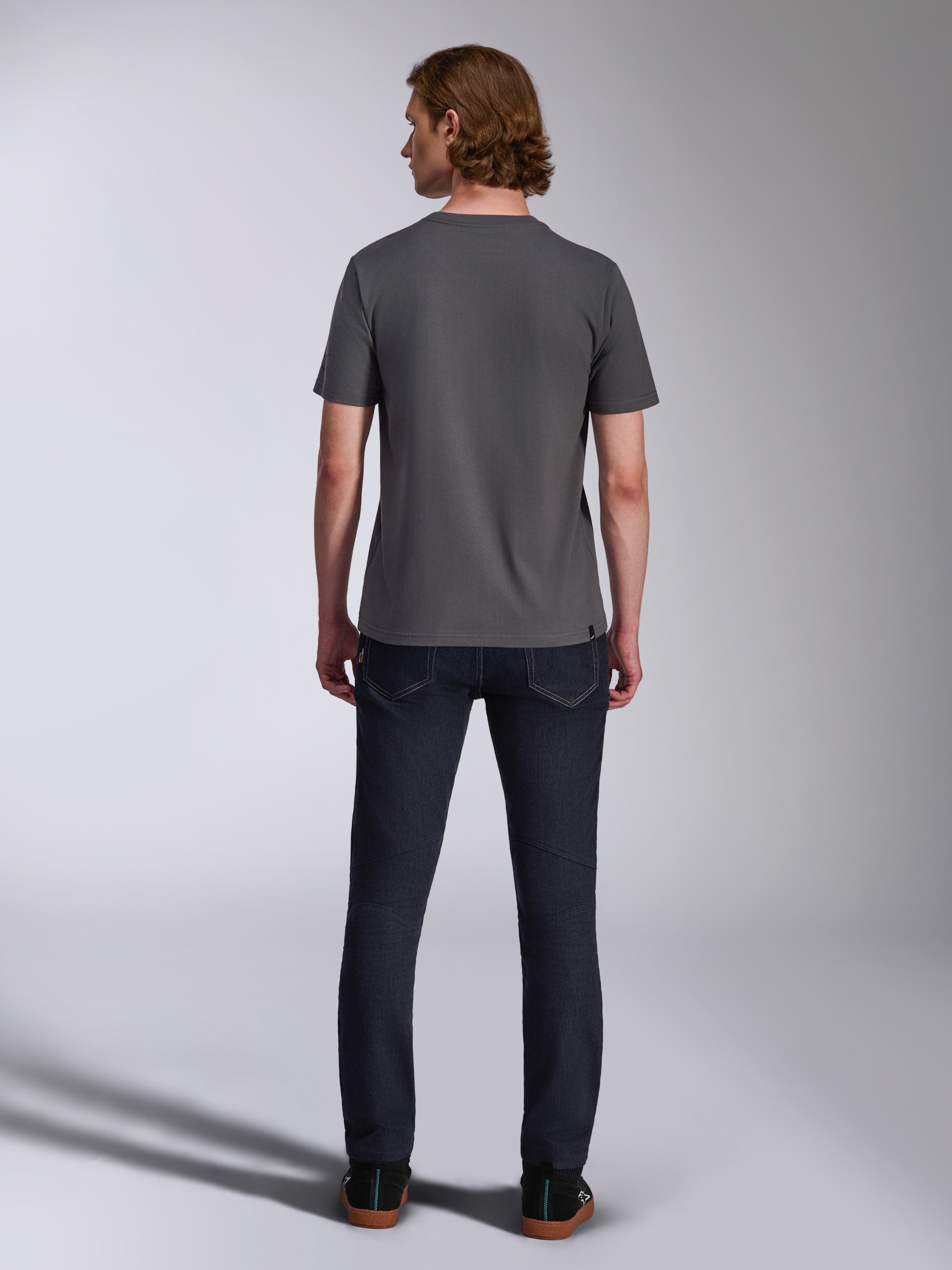 Alpinestars Waving CSF Tee, kortärmad t-shirt, Charcoal, baksida, bärs med mörka denimjeans, avslappnad motorsport-inspirerad streetwear