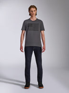Alpinestars Waving CSF Tee, kortärmad t-shirt, koksgrå, svart Blaze 2.0-logografik i flaggstil, avslappnad motorsport-streetwear, bärs med mörka denimjeans