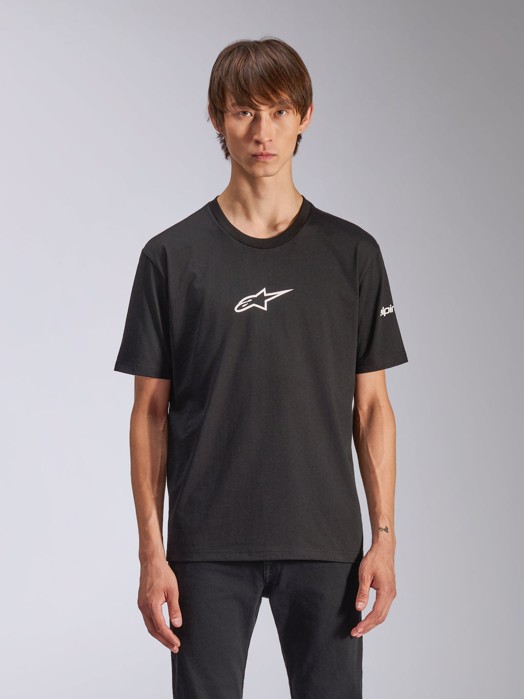 Alpinestars Frontal CSF Tee, kortärmad t-shirt, svart med vit Astars-logotyp på bröstet, bärs av modell, casual motorsportkläder