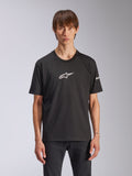 Alpinestars Frontal CSF Tee, kortärmad t-shirt, svart med vit Astars-logotyp på bröstet, bärs av modell, casual motorsportkläder
