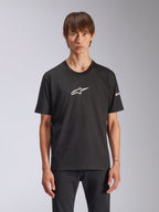Alpinestars Frontal CSF Tee, kortärmad t-shirt, svart med vit Astars-logotyp på bröstet, bärs av modell, casual motorsportkläder