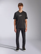 Alpinestars Frontal CSF Tee, kortärmad t-shirt, svart, vit Alpinestars-logotyp på bröstet, bärs av modell med svarta byxor och svarta skor, funktionella vardagskläder