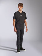 Alpinestars Frontal CSF T-shirt, kortärmad t-shirt, svart, vit Astars-logotyp på bröstet, bärs av en modell med mörka jeans och svarta sneakers, avslappnad streetwear med prestanda