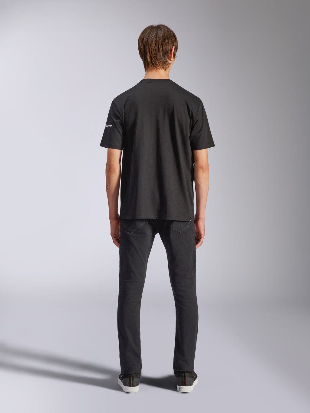 Alpinestars Frontal CSF T-shirt, kortärmad t-shirt, svart, vy bakifrån på modell som bär svarta jeans, casual performance streetwear med liten vit logotypdetalj på ärmen
