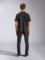 Alpinestars Frontal CSF T-shirt, kortärmad t-shirt, svart, vy bakifrån på modell som bär svarta jeans, casual performance streetwear med liten vit logotypdetalj på ärmen