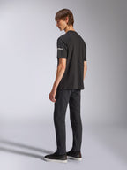 Alpinestars Frontal CSF Tee, kortärmad t-shirt, svart, vit astars-logotyp på ärmen, bärs av modell med svarta byxor och skor, avslappnad motorsportinspirerad design