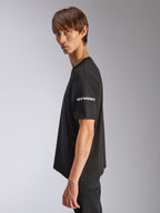 Alpinestars Frontal CSF Tee, kortärmad t-shirt, svart, vit Alpinestars-logotyp på ärmen, bärs av modell i profilvy, casual motorsport performance streetwear
