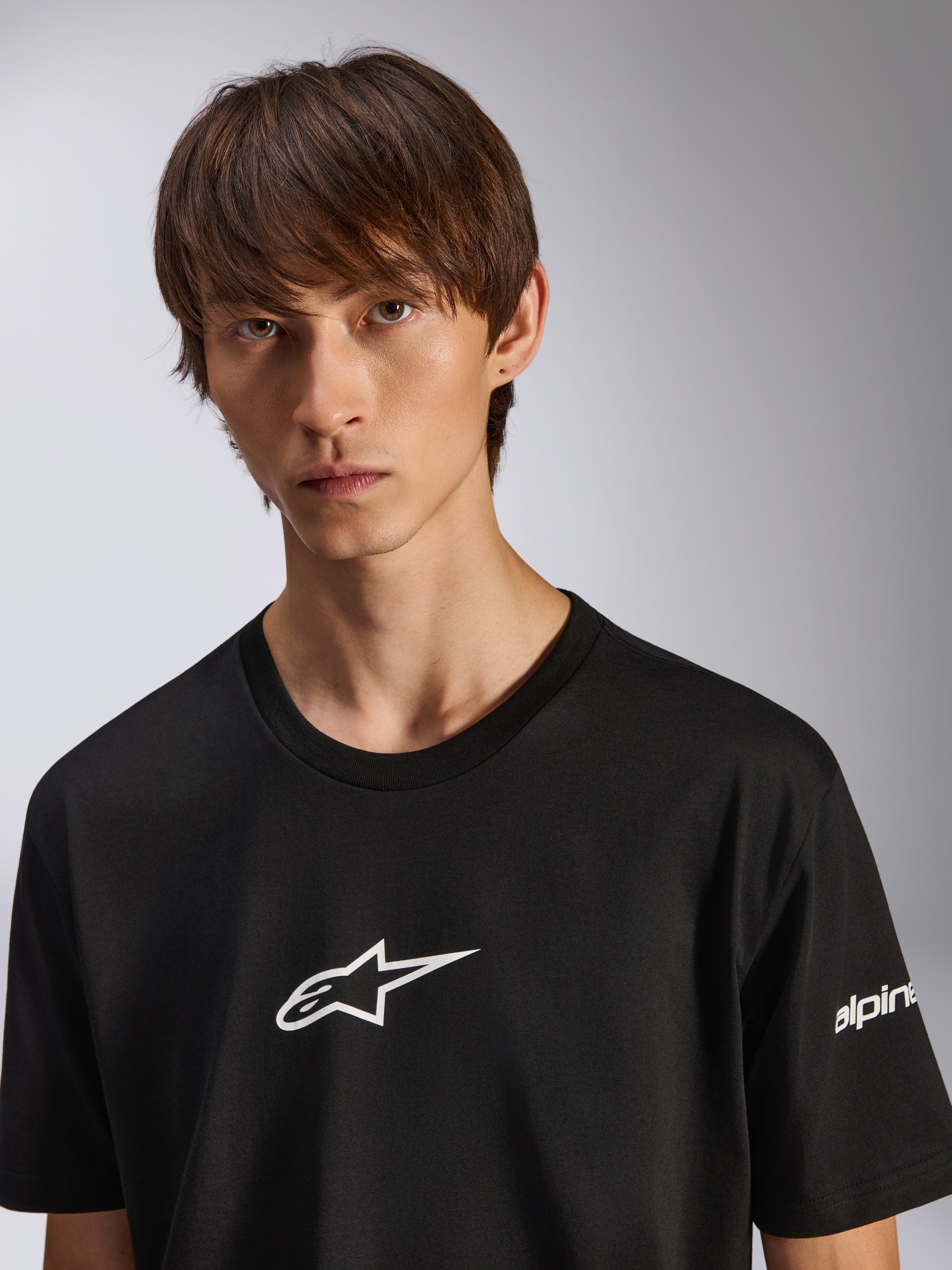 Alpinestars Frontal CSF Tee, kortärmad t-shirt, svart, vit Astars-logotyp på bröstet, bärs av manlig modell, funktionella vardagskläder