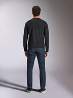 Alpinestars Trackside CSF Tee, långärmad t-shirt, svart, sedd bakifrån på en modell i mörkblå denimjeans, casual motorsport-streetwear