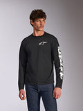 Alpinestars Trackside CSF långärmad t-shirt, svart, vit Alpinestars-logotyp på bröstet och märkning på ärmen, bärs av en modell med blå jeans, avslappnad motorsport-streetwear