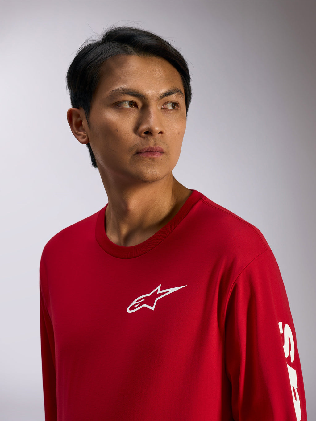 Alpinestars Trackside CSF Tee, långärmad t-shirt, röd med vit Alpinestars-logotyp på bröstet och text på ärmen, vardaglig motorsport-streetwear, livsstilsporträtt