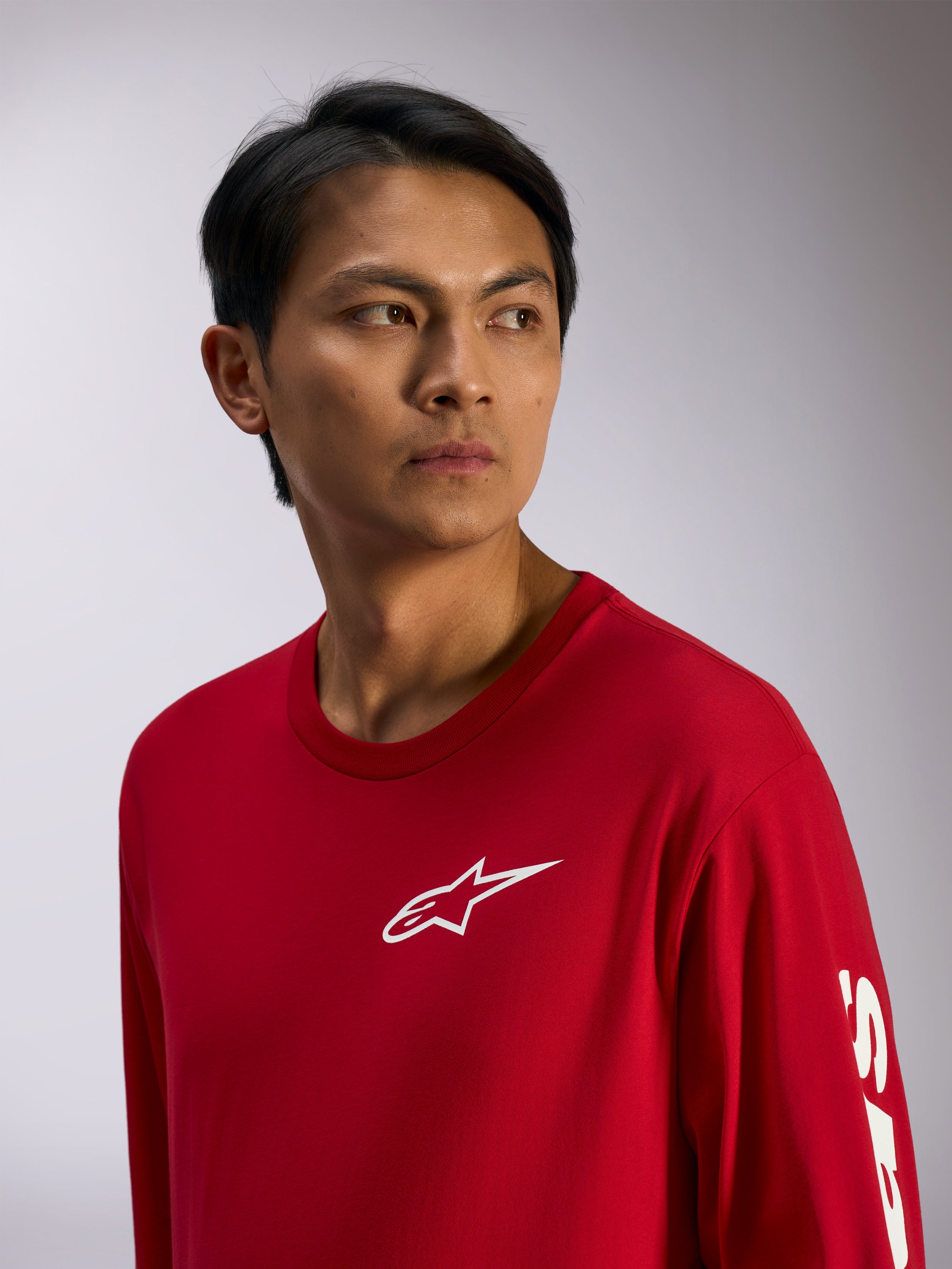 Alpinestars Trackside CSF Tee, långärmad t-shirt, röd med vit Alpinestars-logotyp på bröstet och text på ärmen, vardaglig motorsport-streetwear, livsstilsporträtt
