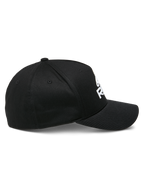 Alpinestars Ride Sonic keps, profilvy, svart med vit 3D-broderad logotyp, böjd skärm, strukturerad krona, stretchigt twillmaterial, casual motorsport-huvudbonad