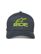 Alpinestars Ride Sonic keps, mörkgrå med neongula detaljer, 3D-broderad Alpinestars-logotyp och RIDE-text, böjd skärm, strukturerad krona, vardaglig motorsport-inspirerad huvudbonad