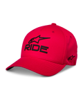 Alpinestars Ride Sonic Hat, röd basebollkeps, svart 3D-broderad 'RIDE'-text och Alpinestars-logotyp, böjd skärm, strukturerad krona, casual motorsport-streetwear