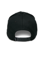 Alpinestars Ageless Snapback-keps, svart, vy bakifrån med justerbar snapback-stängning, liten vävd etikett med stjärnlogotyp, strukturerad krona i bomullstwill, vardaglig motorsport-inspirerad huvudbonad