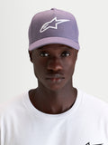 Alpinestars Ageless Snapback keps, lila och vit keps med böjd skärm och strukturerad twillprofil, bärs av en modell som visar den broderade Astars-logotypen framtill