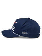 Alpinestars Ride Comp Snapback-keps, marinblå, vit och röd, sedd från sidan, strukturerad krona med böjd skärm, vit flätad repkant, broderad sidologotyp, avslappnad keps för motorsport