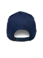 Alpinestars Ride Comp Snapback-keps, marinblå, vy bakifrån som visar justerbart snapback-spänne i plast, liten svart logotypetikett, strukturerad krona i bomullstwill, avslappnad motorsportinspirerad huvudbonad