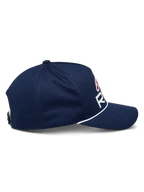 Alpinestars Ride Comp Snapback-keps, marinblå med vita och röda detaljer, sidoprofil som visar böjd skärm och vit flätad repkant, strukturerad krona, avslappnad motorsport-keps