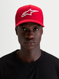 Alpinestars Ageless Snapback keps, röd sportswear-keps med vit 3D-broderad Astars-logotyp, böjd skärm och strukturerad krona i bomullstwill, bärs av en modell