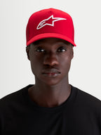 Alpinestars Ageless Snapback keps, röd sportswear-keps med vit 3D-broderad Astars-logotyp, böjd skärm och strukturerad krona i bomullstwill, bärs av en modell