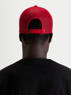 Alpinestars Ageless Snapback keps, röd vardagskeps i sportswear-stil, vy bakifrån som visar justerbar snapback-stängning och mesh-paneler som bärs av en modell