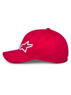 Alpinestars Corp Shift Multi Keps, röd baseballkeps i sidoprofil som visar en vit 3D Astars-logotyp, böjd skärm och strukturerad krona, vardaglig motorsport-huvudbonad