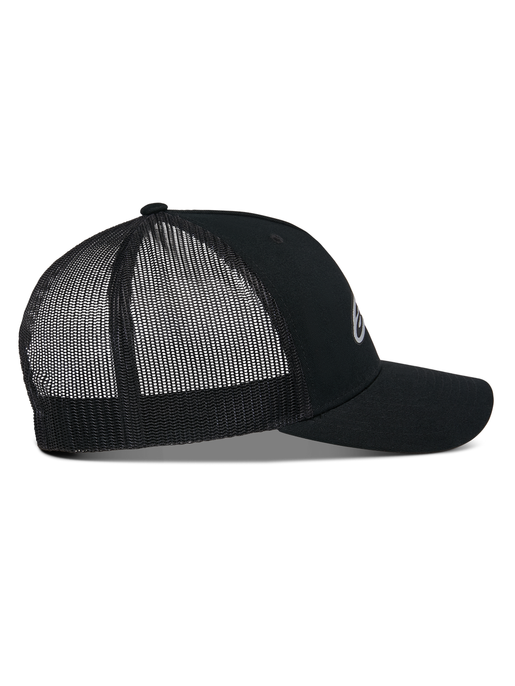 Alpinestars Reflect Ageless Trucker Hat, sidoprofil, svart, med en strukturerad krona, böjd skärm och ventilerande mesh-paneler baktill, reflekterande logotyp framtill, avslappnad motorsportinspirerad keps