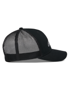 Alpinestars Reflect Ageless Trucker Hat, sidoprofil, svart, med en strukturerad krona, böjd skärm och ventilerande mesh-paneler baktill, reflekterande logotyp framtill, avslappnad motorsportinspirerad keps