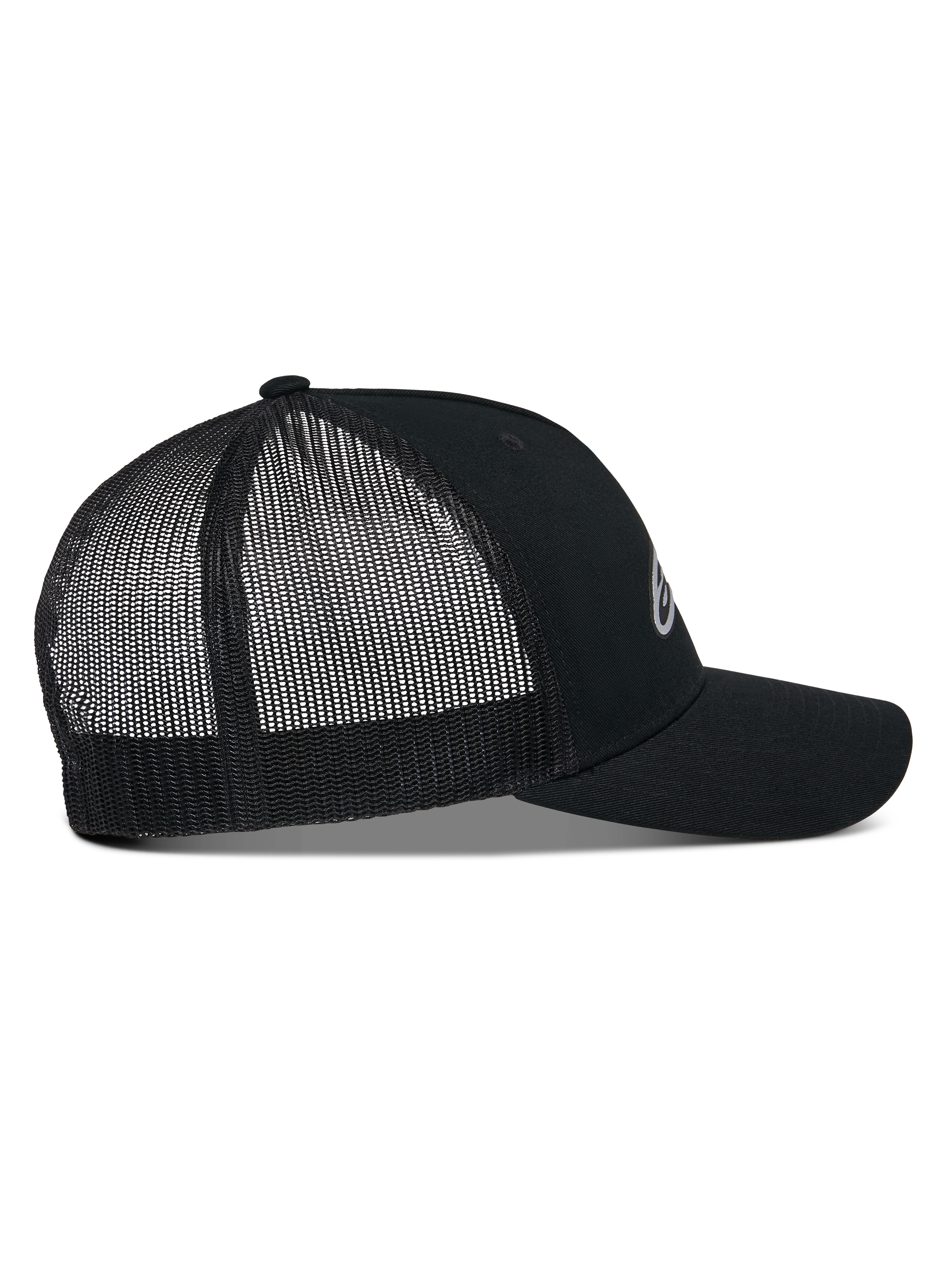 Alpinestars Reflect Ageless Trucker Hat, sidoprofil, svart, med en strukturerad krona, böjd skärm och ventilerande mesh-paneler baktill, reflekterande logotyp framtill, avslappnad motorsportinspirerad keps