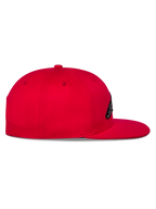 Alpinestars Thickness Snapback-keps, röd, sidovy som visar den platta skärmen och strukturerade kronan, broderad logotyp på framsidan, vardaglig motorsportinspirerad huvudbonad